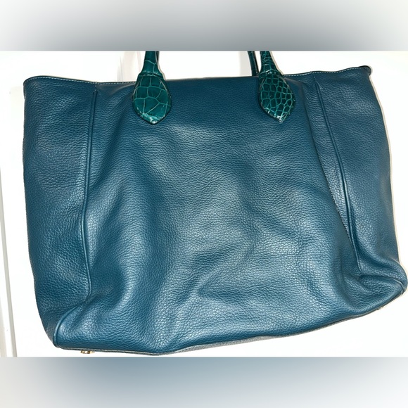 Rowallan of Scotland Genuine Leather in Crocodile Pattern w/ Gold Metal Accents - Picture 6 of 16